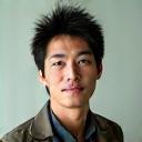 シリアスで経験豊富なガイド、田中健二の肖像