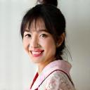 微笑む文化専門家、佐藤由美子の肖像